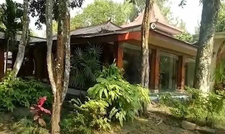 Bangunan Masjid di kompleks Astana Giri Bangun, di mana Presiden Soeharto dann istri dikebumikan. 