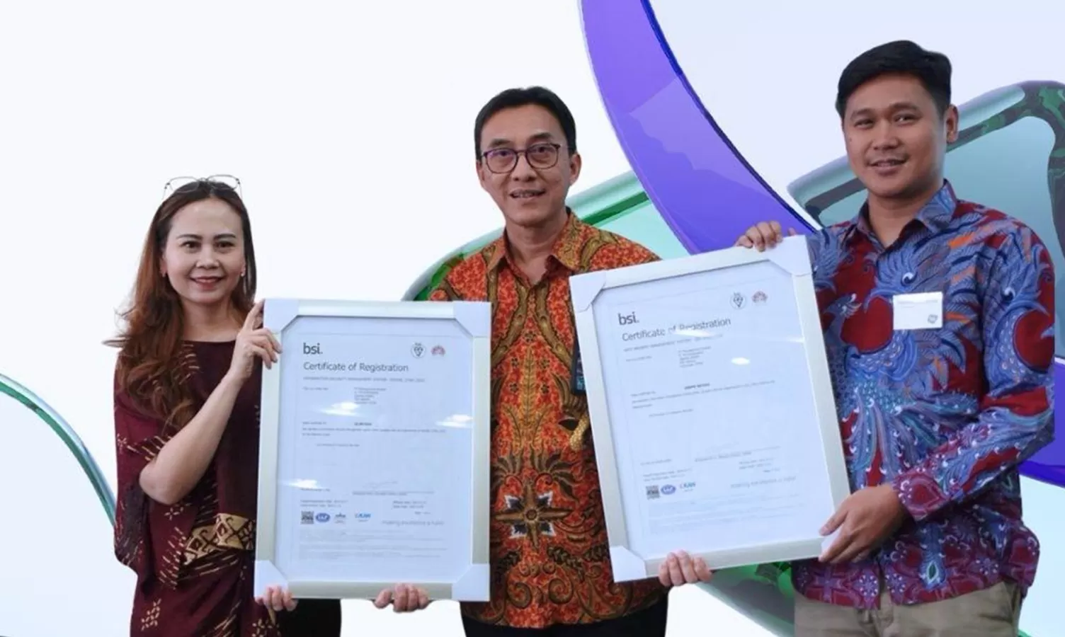 Country Manager BSI Indonesia Nolia Natalia, SGM Quality Management & HSE Telkom Akses Bambang Sunaryadi, dan PGS Mgr Health, Safety & Environment Hendra Djatnika.