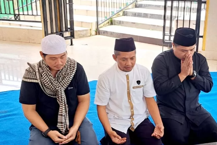Khairullah Akhyari (baju Koko hitam dan kopiah hitam) saat Ziarah ke Makam KH. Idham Khalid