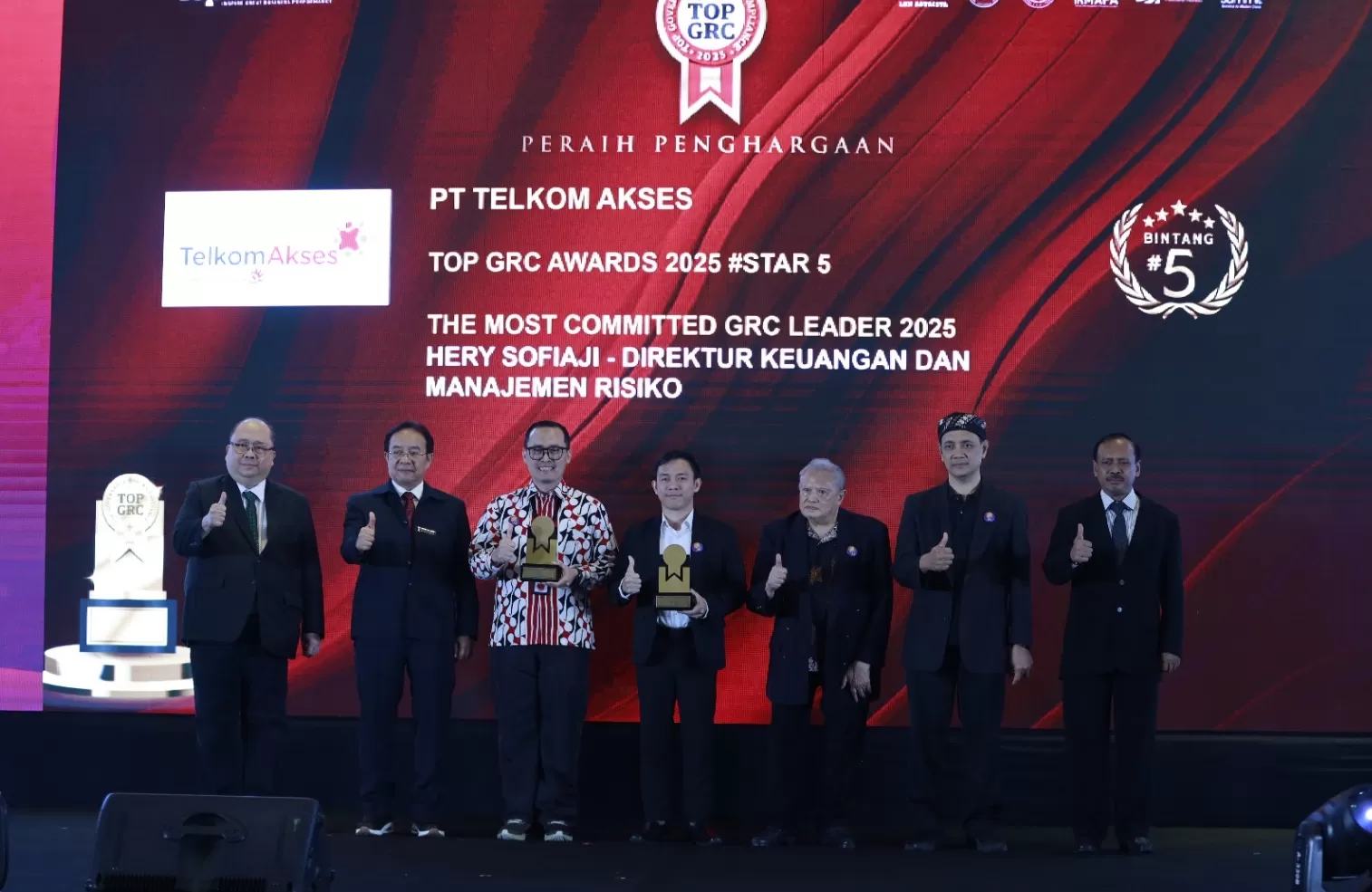 Direktur Keuangan dan Manajemen Risiko Telkom Akses Hery Sofiaji saat menerima penghargaan 5-STAR dalam ajang TOP GRC Awards 2025.