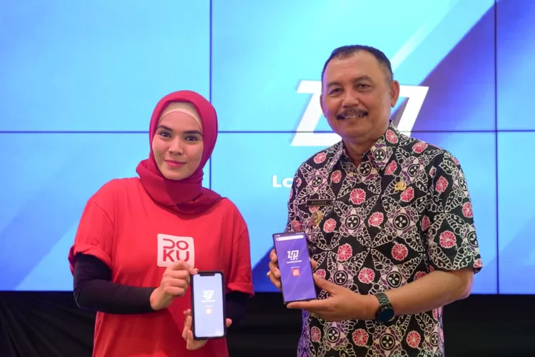 Rachma Kandini, Vice President SME Product and Technology DOKU (kiri) dan Bupati Purworejo Agus Bastian di Pendopo Purworejo, Selasa (4/10/2022), meresmikan Larisi, sebuah aplikasi asli Purworejo yang berfungsi sebagai pusat informasi, marketplace, dan transaksi pembayaran digital.  (Dokumen DOKU)