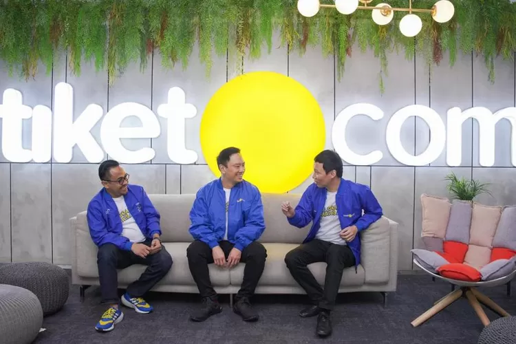 Dari kiri Gaery Undarsa, Co-Founder and Chief Marketing Officer tiket.com bersama Dudi Arisandi, Chief People Officer tiket.com dan Yoris Sebastian, Co-Founder Inspigo dalam peluncurkan Jagoan Pariwisata, Selasa (2/8/2022).  (Dok tiket.com)
