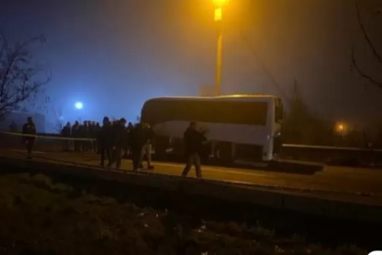 Sebuah bom menghantam mobil polisi lapis baja di tenggara negara Turkey, pada 15 Desember, melukai sembilan orang, sementara lima tersangka ditahan. 