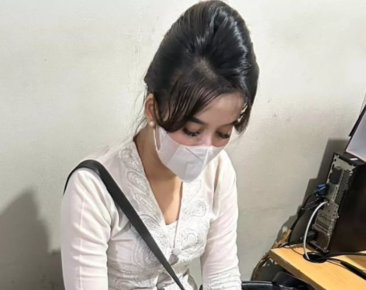 Sosok N, perempuan asal Palembang yang viral usai menyamar jadi pramugari Batik Air hingga diamankan polisi Bandara (X/@ndymanoballl)