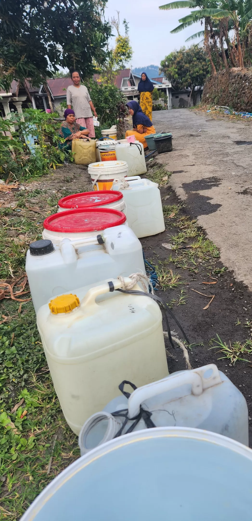 Tradisi tahunan antrian air yang dilakukan kaum ibu Di Pulosari Kabupaten Pemalang saat debit air Bukit Kelir menurun (Istimewa)