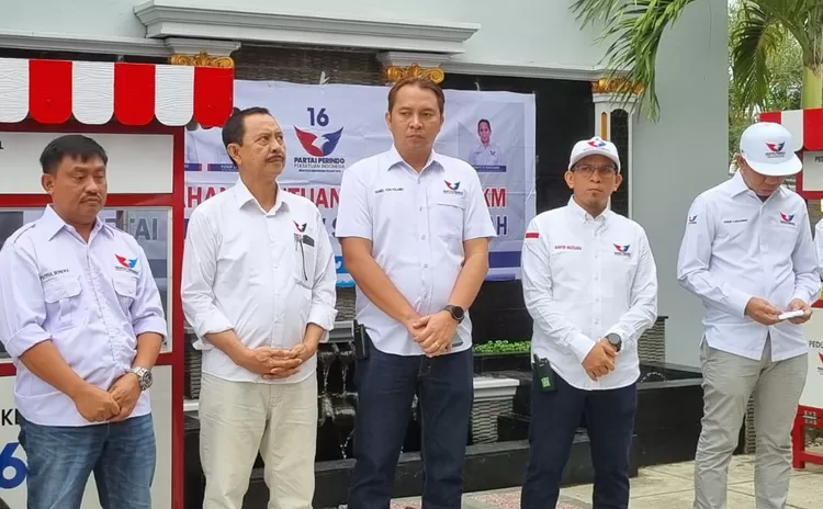 Jajaran Perindo menyambangi Kabupaten Morowali, menyerahkan bantuan UMKM dan konsolidasi partai. (foto: Perindo Sulteng) 