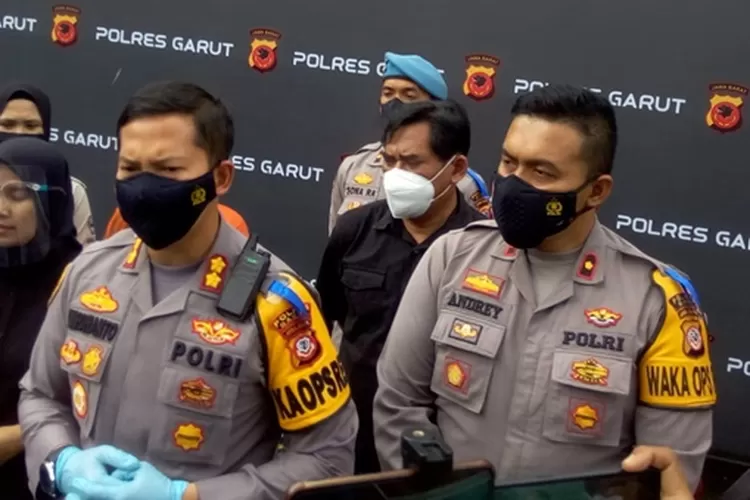 Kapolres Garut, AKBP Wirdhanto Hadicaksono, didampingi Wakapolres, Kompol Andrey Valentino, memberikan keterangan kepada wartawan di    Mapolres Garut. (Agus Alvin)