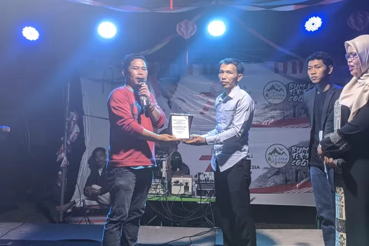 Kadus 02 Mukhlis tengah menerima penghargaan Camat Parung sebagai Kadus Terbaik dalam Swadaya Masyarakat. (Bogor Times)