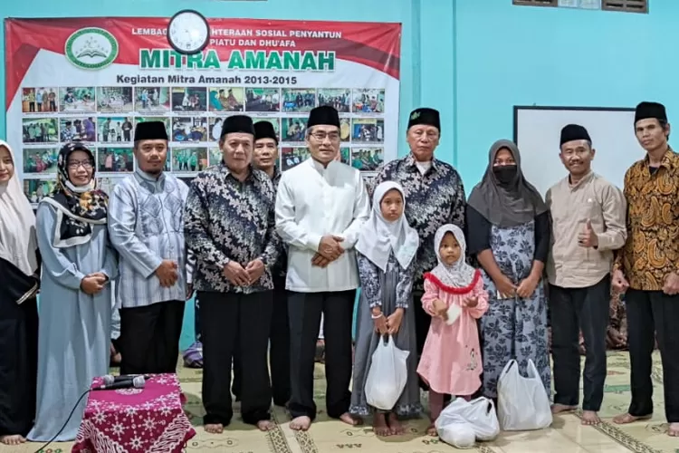 Bupati Bantul, Panewu Sewon, Lurah Timbulharjo beserta pengurus Mitra Amanah dan sebagian anak yatim usai acara santunan.  (Istimewa)