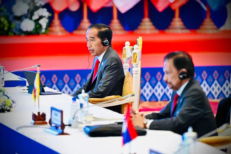 Presiden Jokowi saat berbicara pada sesi retreat KTT ASEAN Ke-41 yang membahas implementasi 5-point consensus (5PC) di Myanmar, pada Jumat (11/11/2022) di Hotel Sokha, Phnom Penh, Vietnam. (BPMI Setpres)