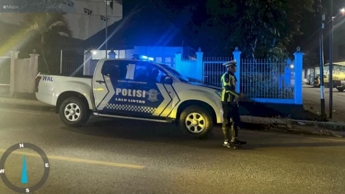 Anggota Satlantas Polres TTS saat melakukan patroli malam untuk memantau arus lalu lintas di Kota SoE. (Humas Polres TTS)