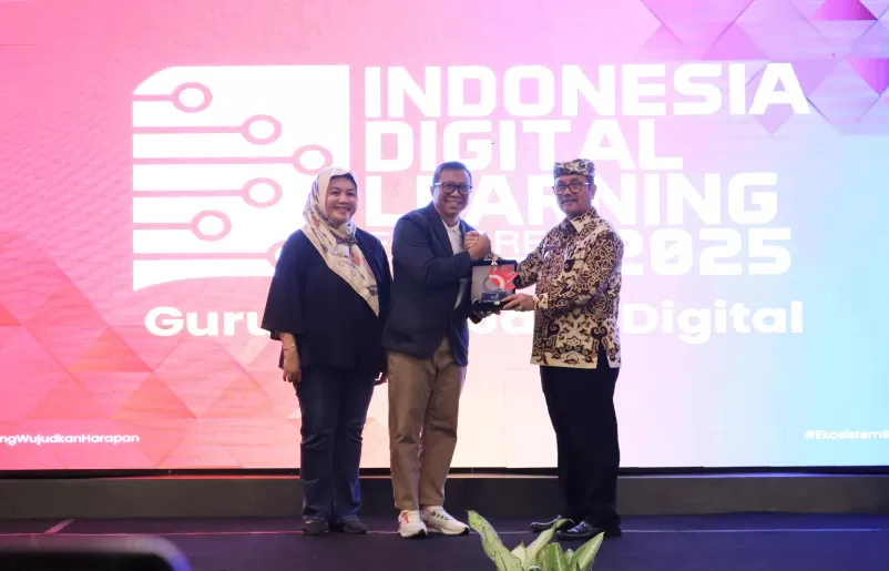 SM Regional SME Service Telkom Sonya Soraya dan GM Telkom Priangan Timur Nugroho Setio Budi dan Bupati Cirebon Drs. H. Imron Rosyadi.