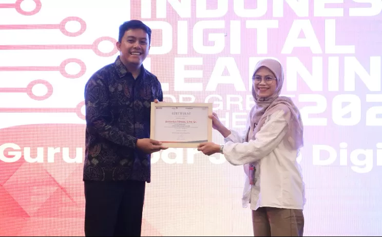 Peserta Pelatihan Indonesia Digital Learning (Kiri) dan Presales Coordinator Pijar Sekolah Khervin Ratu (Kanan) saat acara Indonesia Digital Learning (IDL) 2025.