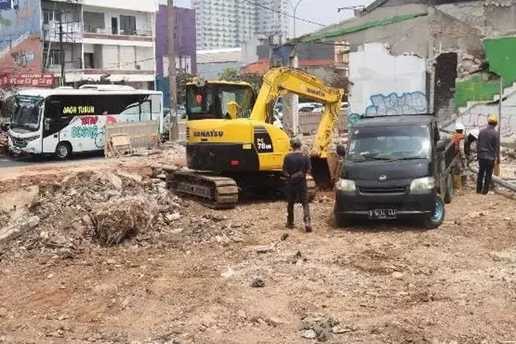 Pekerjaan pelebaran Simpang Ramanda Kelurahan Depok, Kecamatan Panmas, Jumat (8/9). (PEMKOT DEPOK)