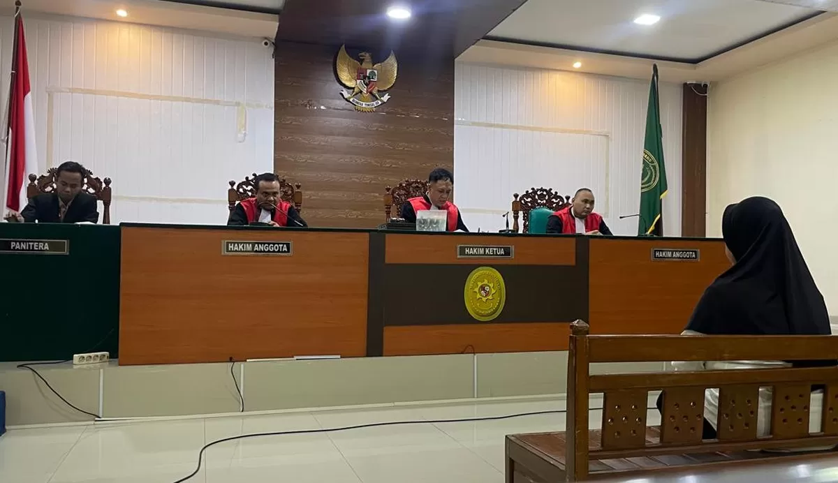 Majelis Hakim PN Jombang membacakan vonis terhadap Fauziah Priati Ningsih (47) terdakwa kasus pembunuhan terhadap suami sirinya Lukman Haqim. (SketsaNusantara.id)