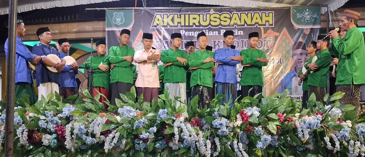 Penampilan Lailatul Hadroh oleh salah satu grup Ishari. (SketsaNusantara.id)