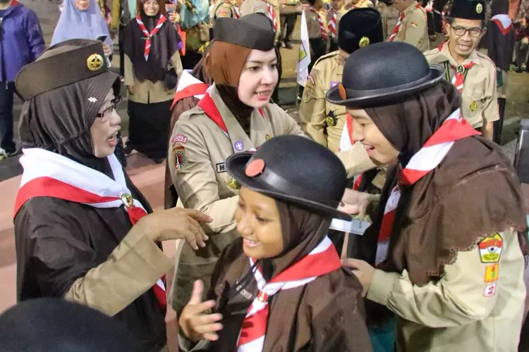 Ketua Kwarcab Kudus Mawar Anggraeni  (tengah) melepas kontingen Sako Pramuka SIT untuk mengikuti Kemah Ukhuwah Nasional (Kemnas) V di Buperta Cibubur Jakarta.   (Foto: Ist)