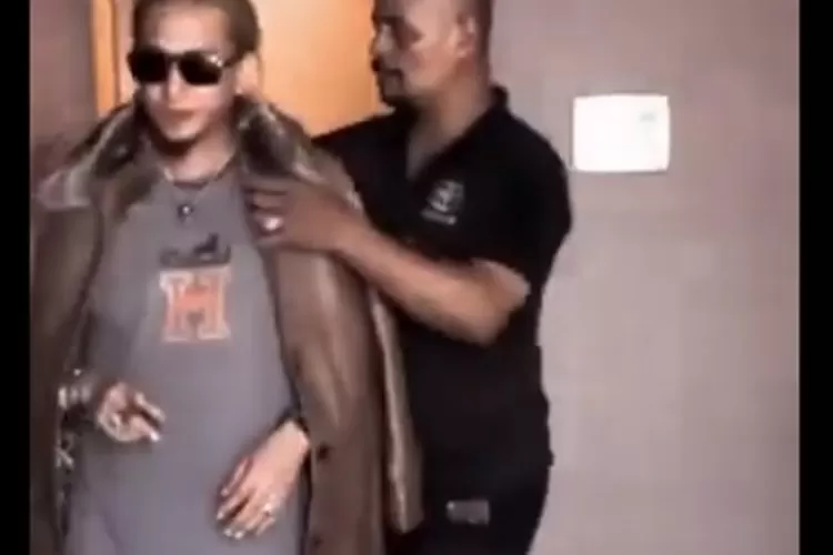 Gaya hidup mewah Habib Bahar Bin Smith mendapatkan sorotan warganet. Nampak ia tengah berada di suatu ruangan mirip hotel. 