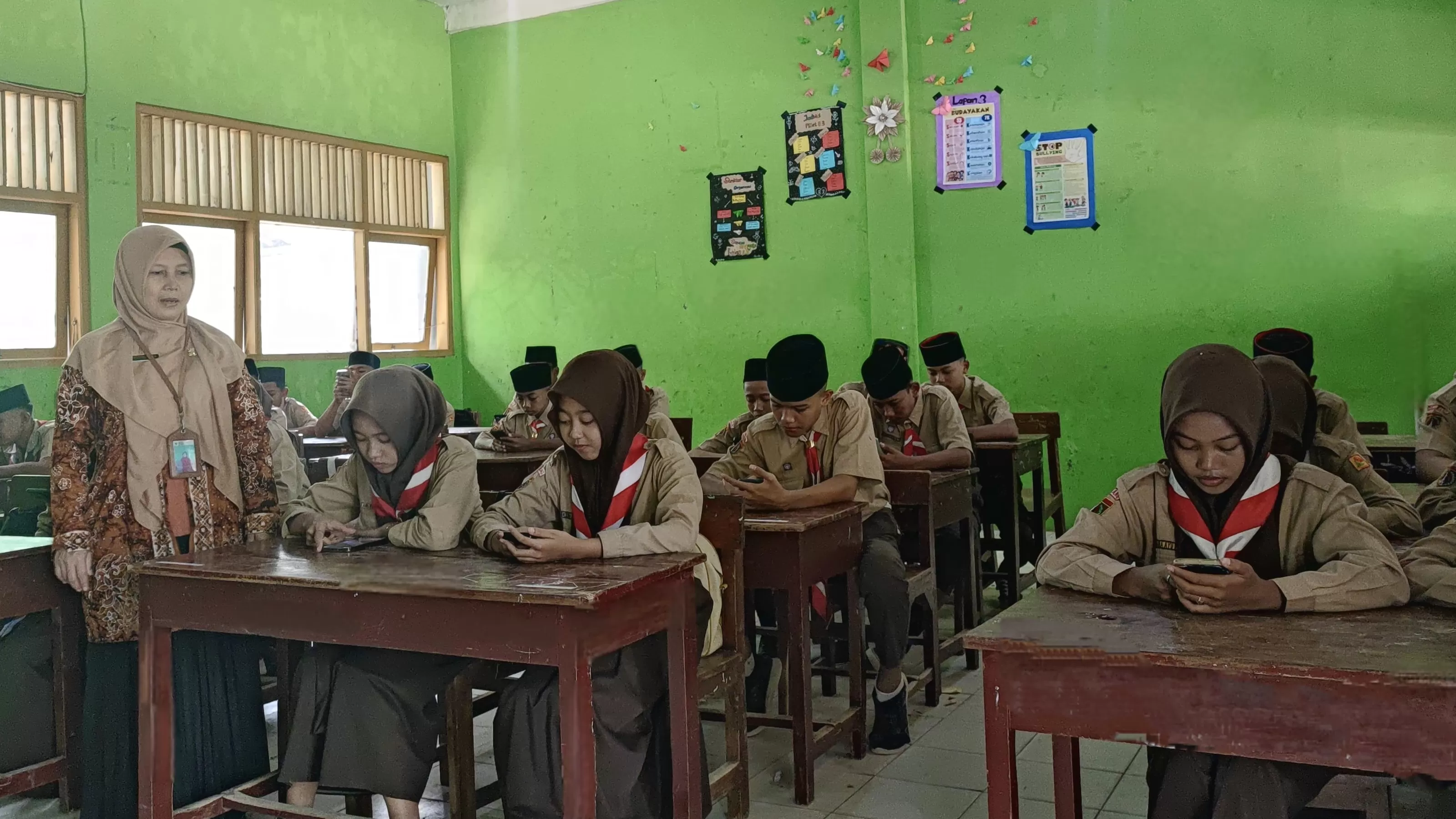 MTs N 4 Rembang pakai aplikasi Exambro untuk ujian digital bebas kertas, cegah kecurangan, dan tanamkan integritas.