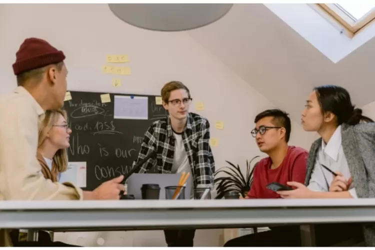 Ilustrasi anak muda / Inilah 4 cara yang bisa dilakukan untuk mengisi usia 20 an kamu agar kamu bisa menjadi versi terbaik dari dirimu. (pexels/tima)