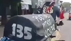 Suarakan Korban Tragedi Kanjuruhan, Suporter di Karawang Sambut dan Kawal Gowes Midun Keranda