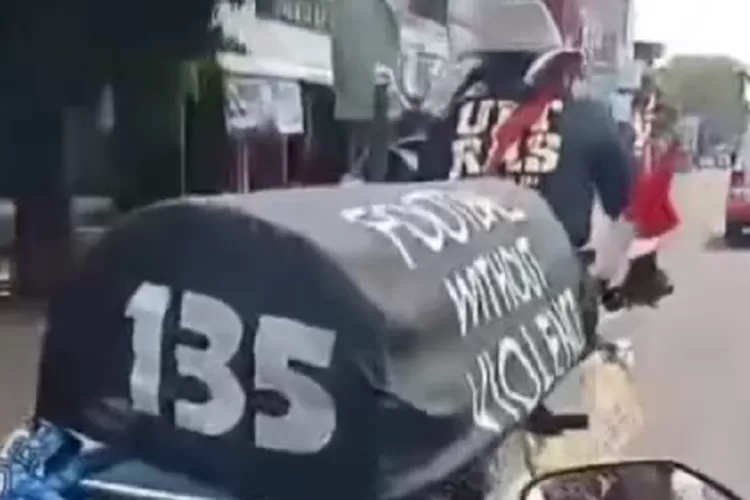 Supporter di Karawang Kawal Midun bersepeda Malang-Jakarta dengan membawa keranda untuk mencari keadilan Tragedi Kanjuruhan. (Instagram/infokrw)