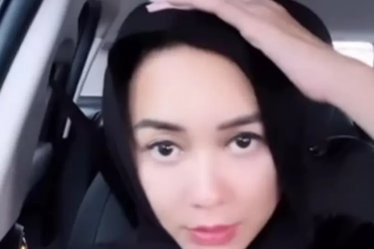 Aura Kasih pakai hijab. Foto/Instagram. (Foto/Instagram.)