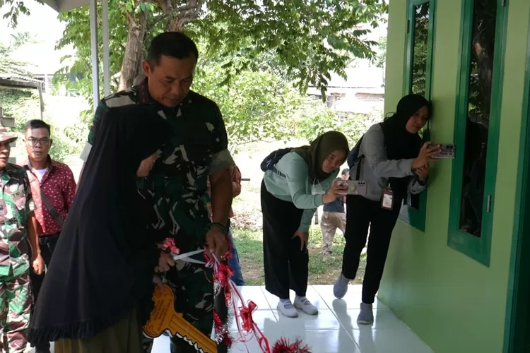 Pangdam Jaya, Mayjen Mohammad Hasan saat meninjau penutupan TMMD ke-118 di Depok (Irfan/Radar Depok)