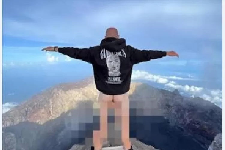 Foto turis Rusia berfoto tak senonoh menghadap Gunung Agung, Bali, yang membuat Nilih Djelantik murka 