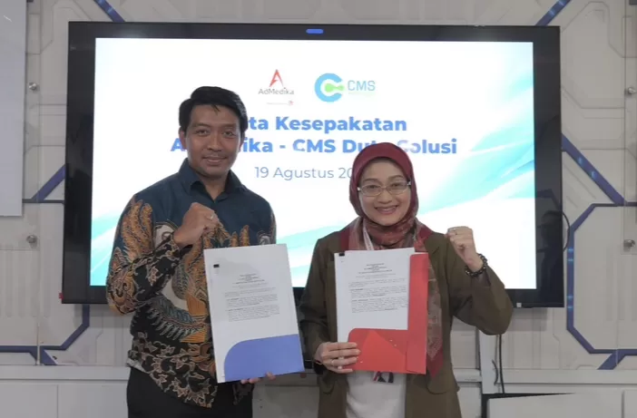 Agung Dermawan CEO PT CMS Duta Solusi dan Direktur Utama AdMedika Dian Prambini (kanan) saat penandatanganan nota kesepakatan kolaborasi.
