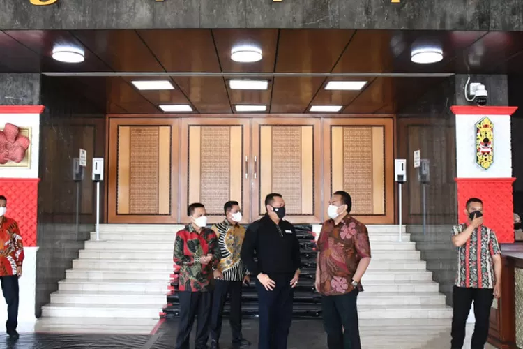 Ketua MPR RI Bambang Soesatyo (baju hitam) menghadiri gladi bersih Sidang Tahunan MPR RI di Kompleks Parlemen, Jakarta, Minggu (15/8/2021).  (Foto: ANTARA/HO-MPR RI)