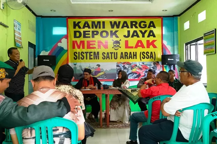 Masyarakat Kelurahan Depok Jaya saat menghadari diskusi Penolakan Sistem Satu Arah (SSA) di Jalan Nusantara, Kota Depok, di Kantor RW3 Jalan&nbsp; Nenas Raya, Kelurahan Depok Jaya, Kecamatan Pancoranmas, Kota Depok. (BAGAS KARA/RADAR DEPOK)