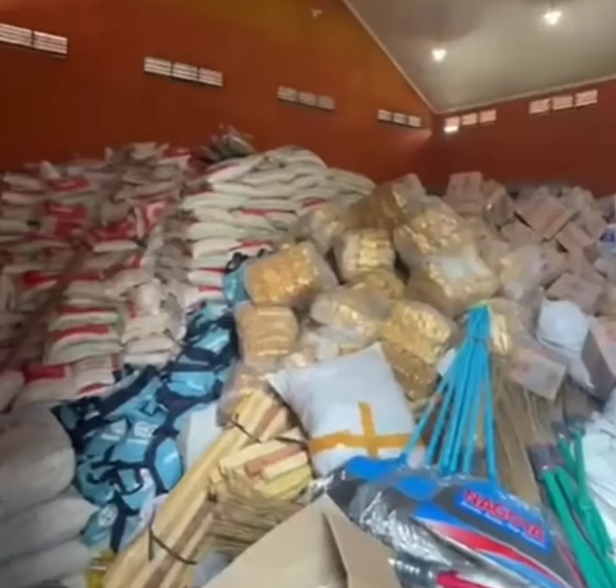 Timbunan bantuan logistik (Instagram @acehinfoid)