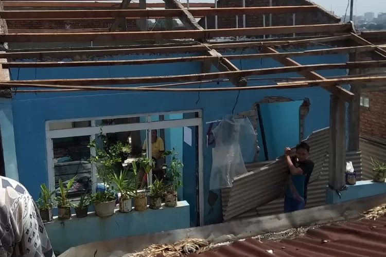  Warga Kampung Karangjangjang, Ngemplak Simongan Semarang Barat mulai membongkar rumahnya sendiri secara sukarela, Selasa 21 September 2021.