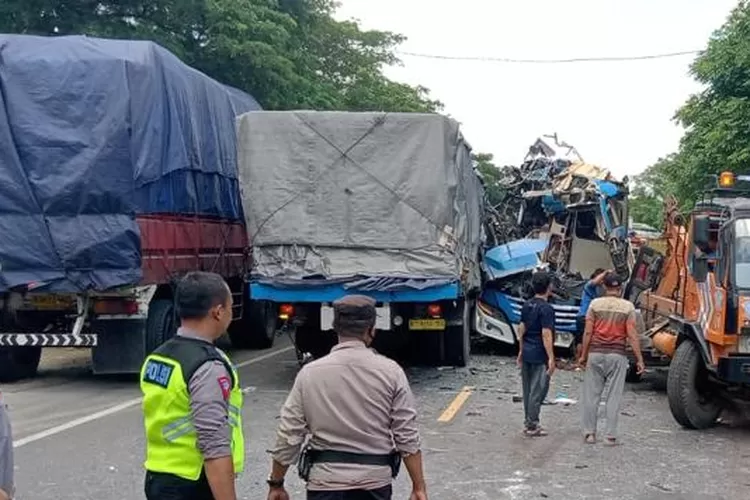 Ditanya Tersangka Tabrakan Maut Bus Vs Dua Truk Di Pantura Rembang ...