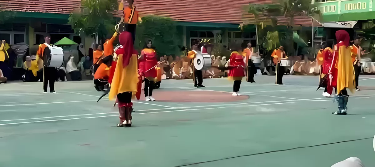Atraksi Grup Drumband Gita Armala MAN 9 Jombang. (SketsaNusantara.id)