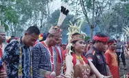 Kapolri Menerima Gelar Kehormatan Adat dari Suku Dayak Bersama Ketua Senat Sespimti Dikreg 32