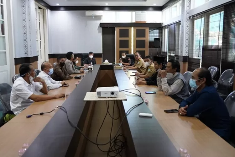 Bupati Garut, Rudy Gunawan, menerima kunjungan kerja (kunker) dari Stafsus (Staf Khusus) Badan Nasional Penanggulangan Terorisme (BNPT) Indonesia di Ruang Pamengkang Pendopo Garut. (Agus Alvin/Gorajuara)