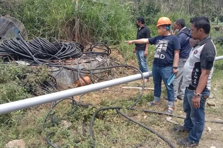 Petugas menunjukan barang bukti kabel tembaga yang diduga dicuri para pelaku di area Star Energy Geothermal Darajat II, Ltd, Desa Padaawas, Kecamatan Pasirwangi, Kabupaten Garut, Senin 6 September 2021.(Agus Alvin/Gorajuara.com)