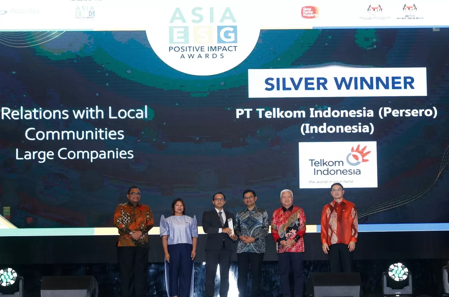 Chief Executive Officer (CEO) Telin Malaysia Taufiq Hussien saat menerima penghargaan Juara 1 pada Lestari Awards 2025 kategori Relations to Local Communities.