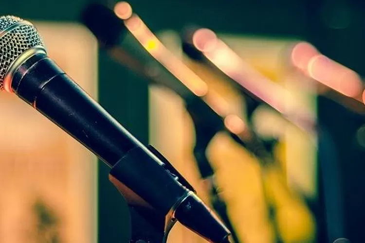 contoh naskah teks singkat Amanat Pembina Upacara Bendera Hari Senin di sekolah SD SMP ataupun SMA untuk memotivasi siswa semangat belajar. ( pixabay.com/Skitterphoto)