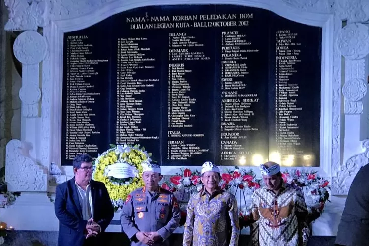 Kapolri Jenderal Pol. Listyo Sigit Prabowo (dua kiri), Menteri Dalam Negeri RI Tito Karnavian (dua kanan), dan Kepala BNPT Komjen Pol. Boy Rafli Amar (kanan), berfoto usai meletakkan bunga di Monumen Ground Zero pada acara peringatan 20 tahun Bom Bali di Kuta, Badung, Rabu (12/10/2022).  (ANTARA/Genta)
