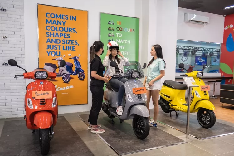 Pengunjung menjajal Vespa di dealer Premium Motoplex 4 Brands terbaru di Surabaya.  (Dok Piaggio Indonesia)