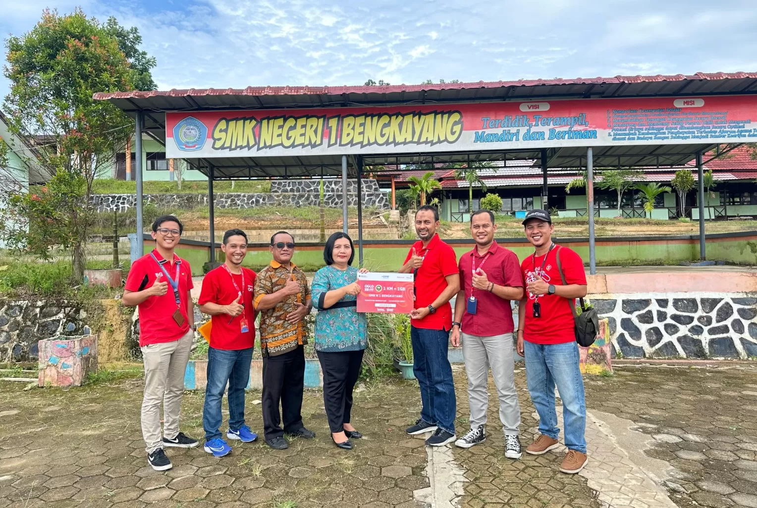 Penyerahan Bantuan 111.500 GB kuota internet Telkomsel kepada perwakilan SMK Negeri 1 Bengkayang.