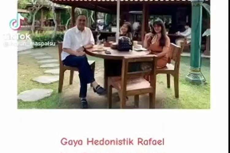 Tangkap layar postingan akun Twitter @AbanggSayur yang menunjukkan Rafael Alun Trisambodo dan keluarga sedang menikmati suasana di sebuah kafe.