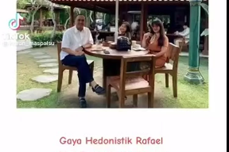 Tangkap layar postingan akun Twitter @AbanggSayur yang menunjukkan Rafael Alun Trisambodo dan keluarga sedang menikmati suasana di sebuah kafe.
