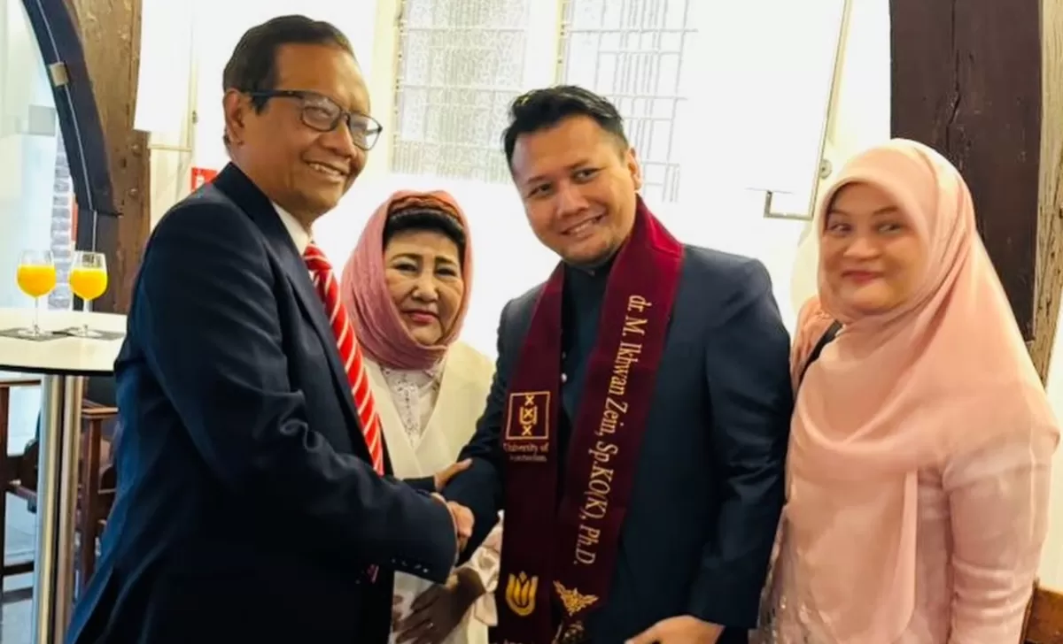 Potret Mahfud MD hadiri wisuda S3 putra sulungnya di Amsterdam University (Instagram/mohmahfudmd)