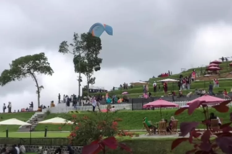 Spot foto dan salah satu area di Kahyangan Skyline (akun IG kahyangan skyline)