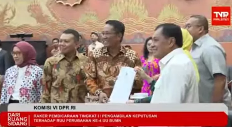 rapat kerja Komisi VI DPR RI bersama Menteri Hukum Supratman Andi Agtas, Menteri PANRB Rini Widyantini, dan Wakil Menteri Sekretaris Negara Bambang Eko Suhariyanto di Kompleks Parlemen.