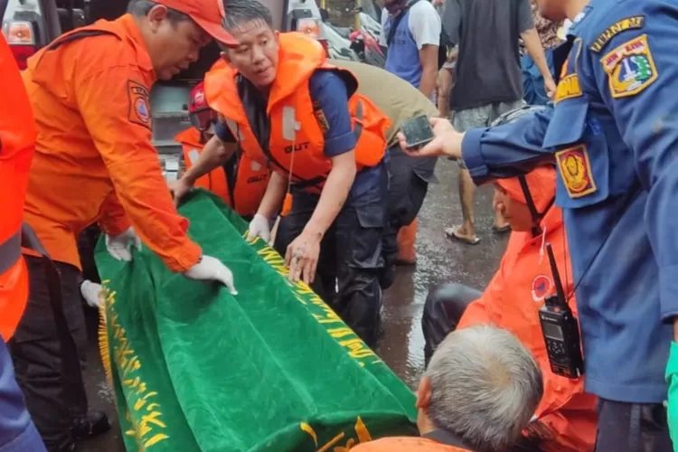 Cuaca hujan buat debit air tinggi, pemuda ini asyik berenang hingga ditemukan meninggal di Kali Cakung, Jakarta Timur oleh tim gabungan BPBD DKI Jakarta, tim SAR, dan lainnya. (Yoriesta Afnenda Ramizal)